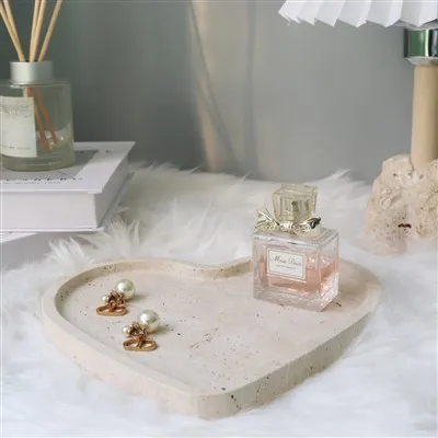 Béžový travertinový tác-ve tvaru srdce