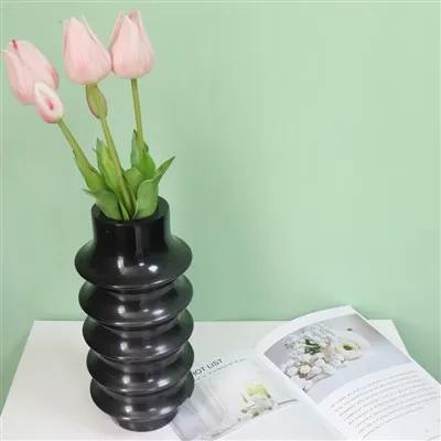 Černá a bílá kořenová váza